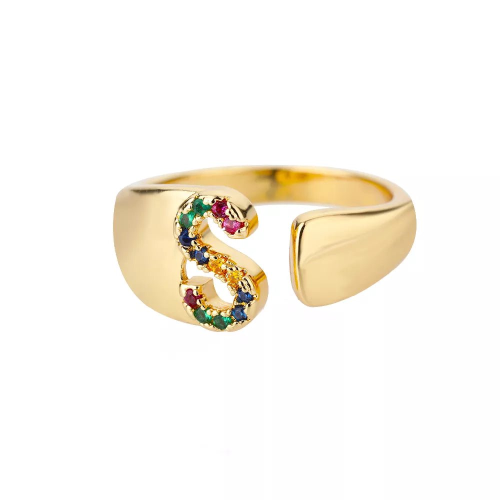 Anillo con la letra inicial del nombre de tu amor en caja de Rosa - Podios