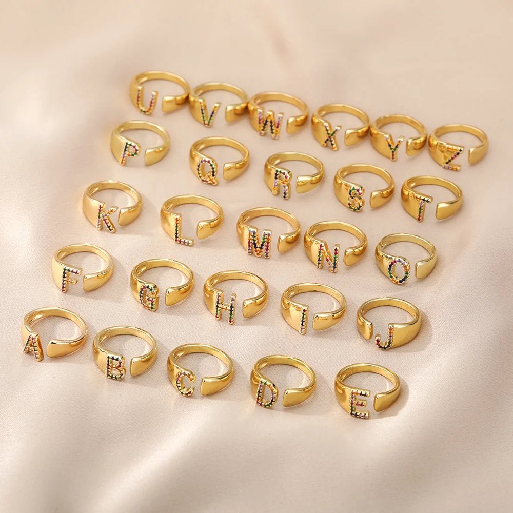 Anillo con la letra inicial del nombre de tu amor en caja de Rosa - Podios