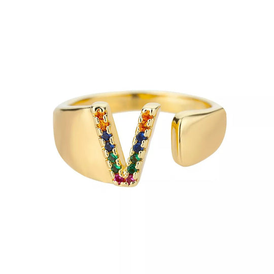 Anillo con la letra inicial del nombre de tu amor en caja de Rosa - Podios
