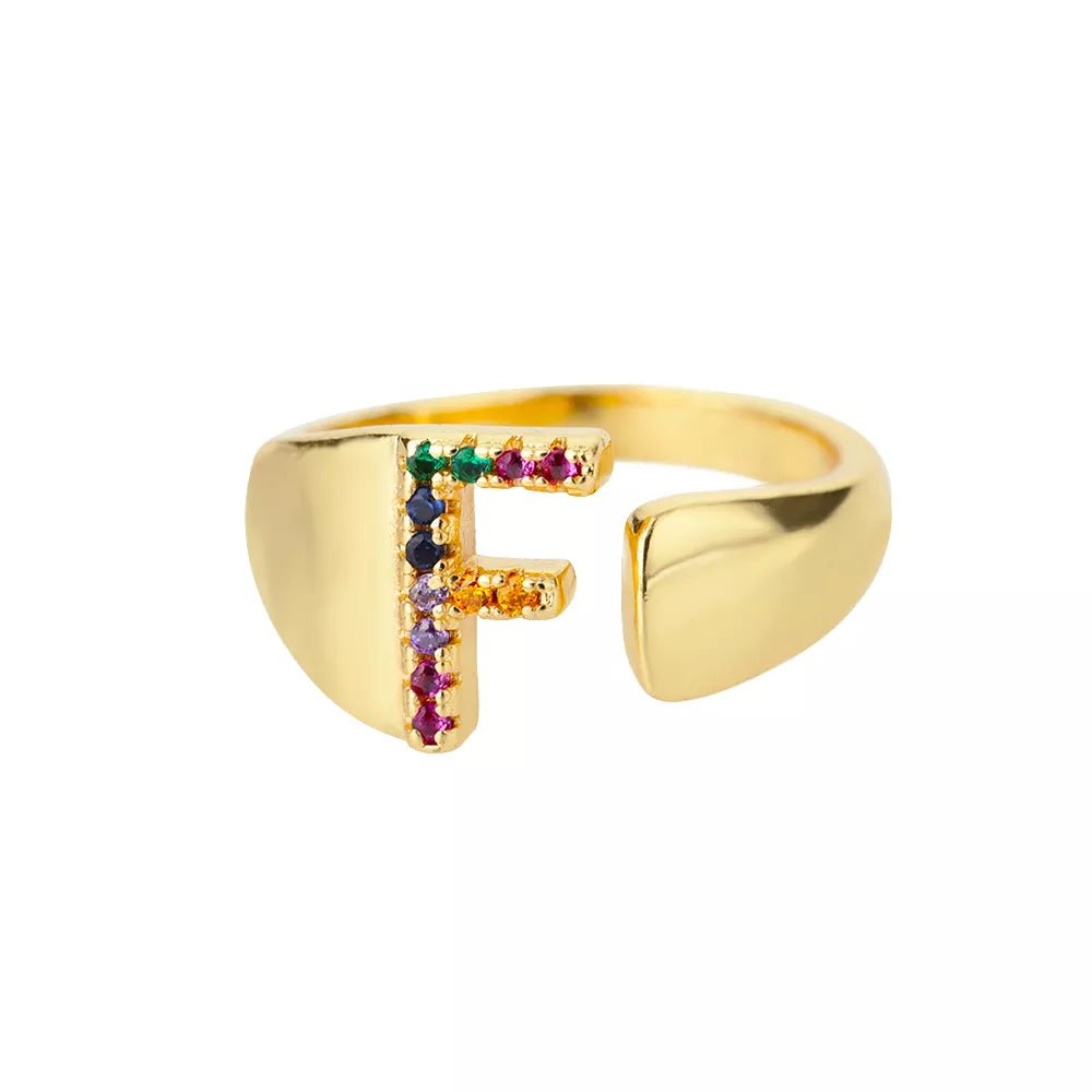 Anillo con la letra inicial del nombre de tu amor en caja de Rosa - Podios