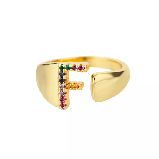 Anillo con la letra inicial del nombre de tu amor en caja de Rosa - Podios