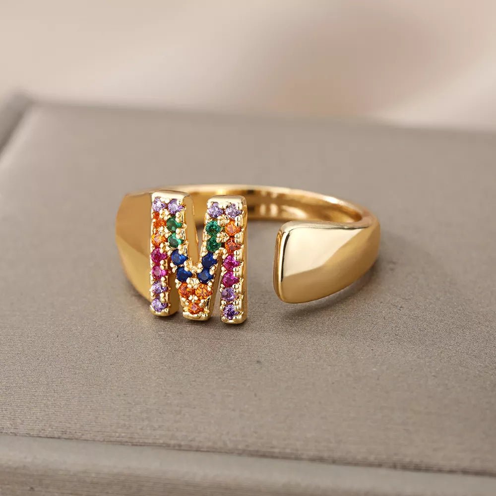 Anillo con la letra inicial del nombre de tu amor en caja de Rosa - Podios