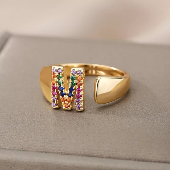 Anillo con la letra inicial del nombre de tu amor en caja de Rosa - Podios
