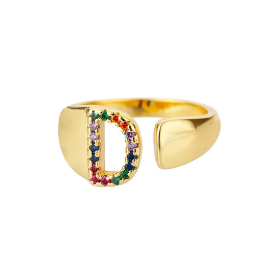 Anillo con la letra inicial del nombre de tu amor en caja de Rosa - Podios