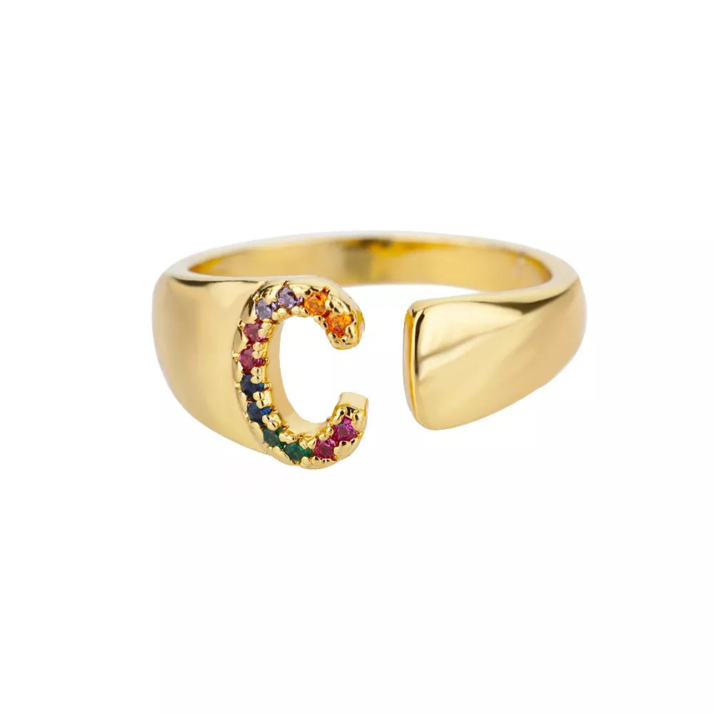 Anillo con la letra inicial del nombre de tu amor en caja de Rosa - Podios