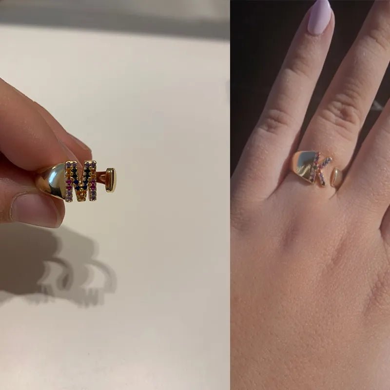 Anillo con la letra inicial del nombre de tu amor en caja de Rosa - Podios