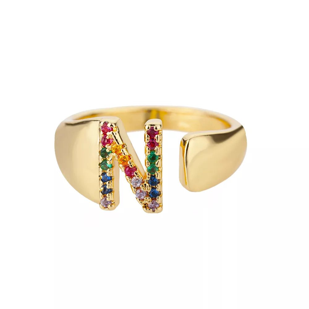Anillo con la letra inicial del nombre de tu amor en caja de Rosa - Podios