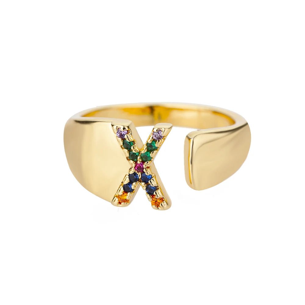 Anillo con la letra inicial del nombre de tu amor en caja de Rosa - Podios