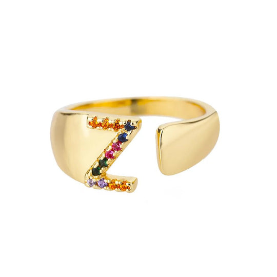 Anillo con la letra inicial del nombre de tu amor en caja de Rosa - Podios