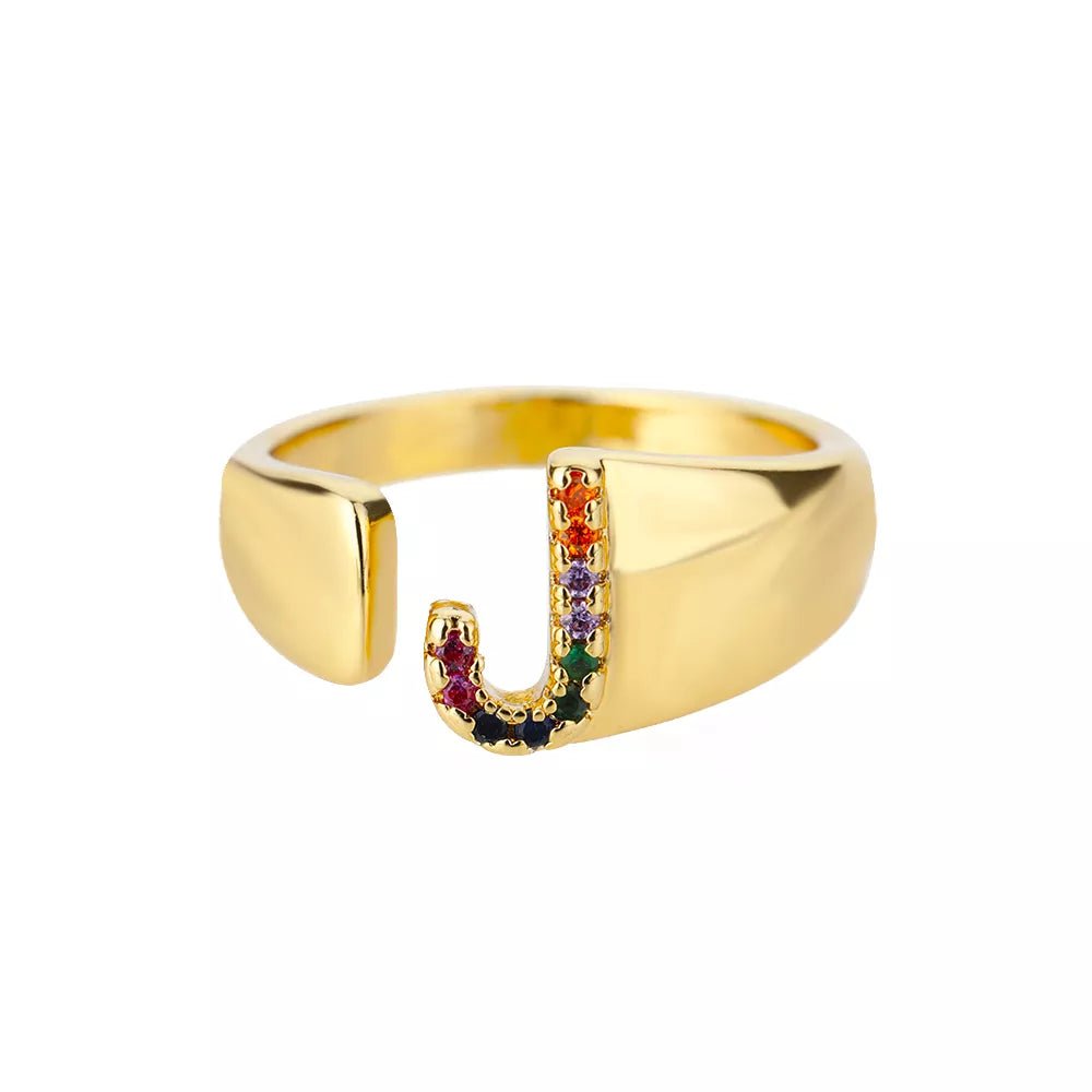 Anillo con la letra inicial del nombre de tu amor en caja de Rosa - Podios