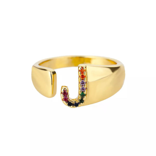 Anillo con la letra inicial del nombre de tu amor en caja de Rosa - Podios