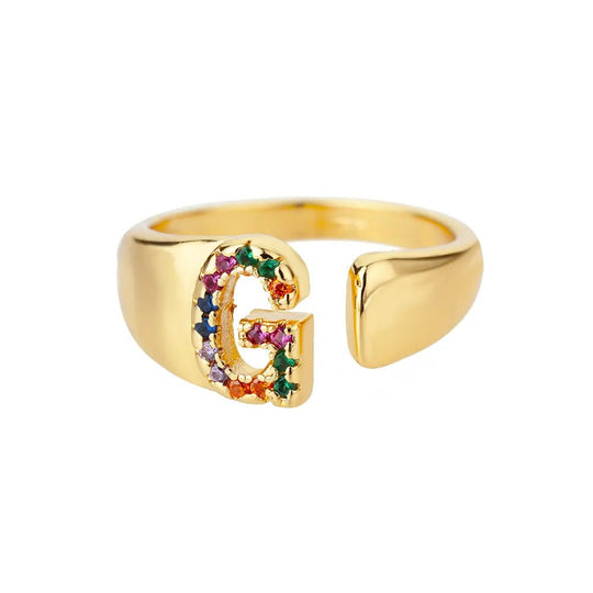 Anillo con la letra inicial del nombre de tu amor en caja de Rosa - Podios
