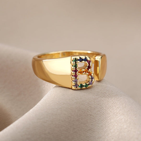 Anillo con la letra inicial del nombre de tu amor en caja de Rosa - Podios