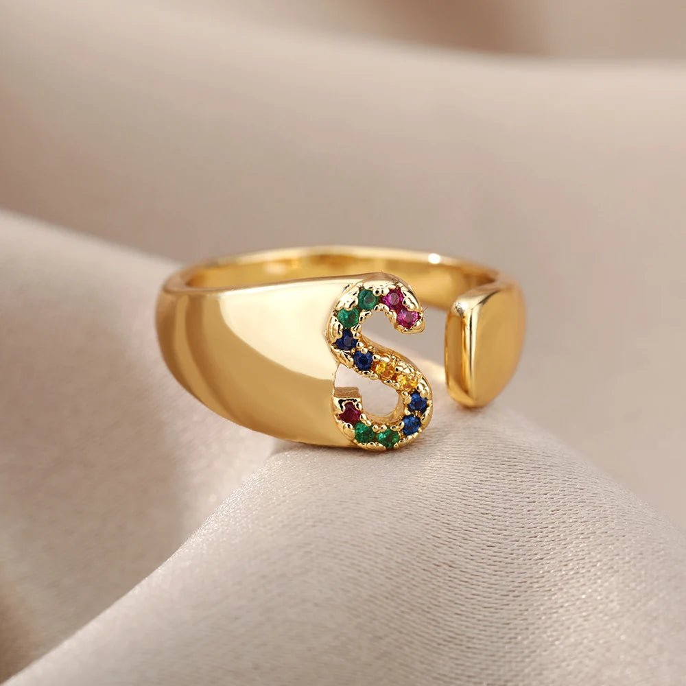 Anillo con la letra inicial del nombre de tu amor en caja de Rosa - Podios