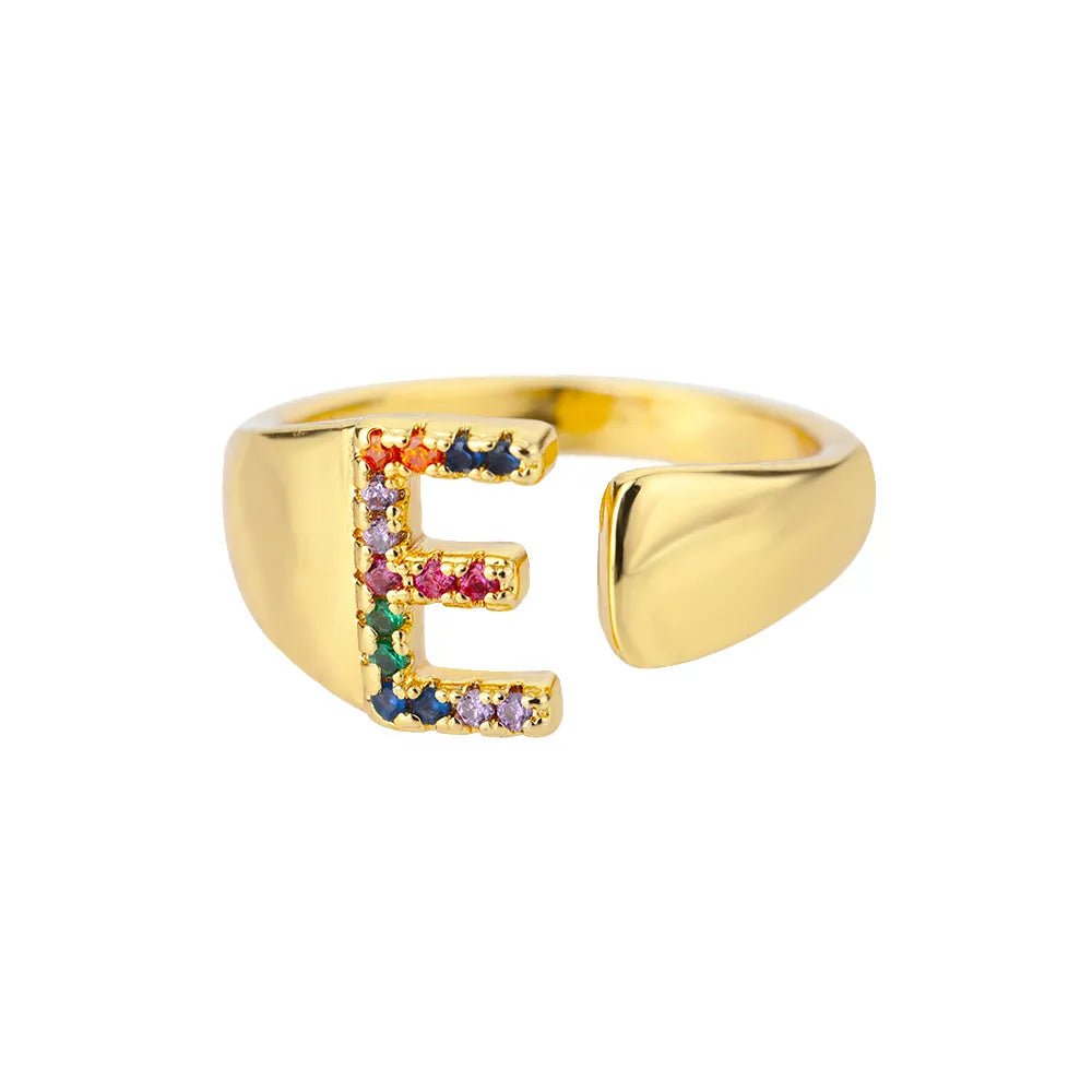 Anillo con la letra inicial del nombre de tu amor en caja de Rosa - Podios