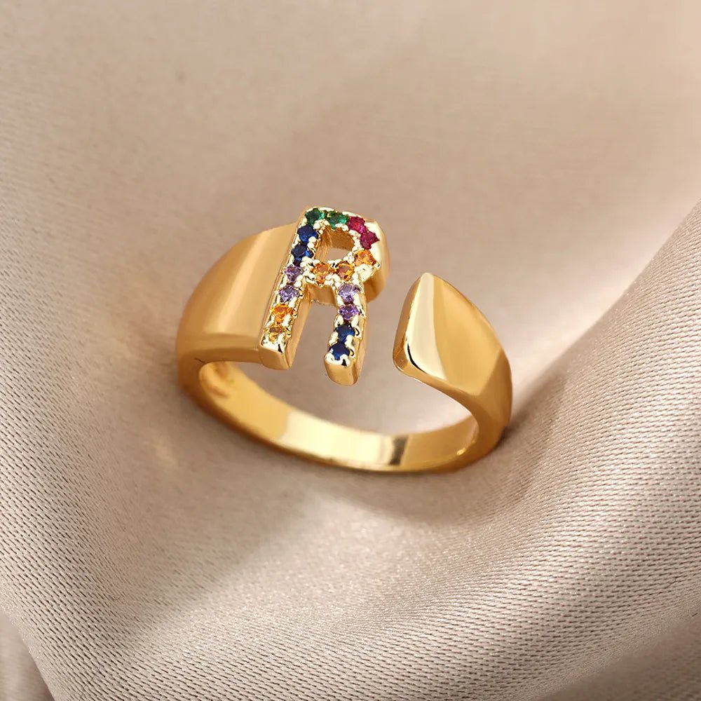 Anillo con la letra inicial del nombre de tu amor en caja de Rosa - Podios
