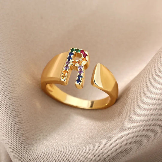 Anillo con la letra inicial del nombre de tu amor en caja de Rosa - Podios