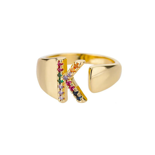 Anillo con la letra inicial del nombre de tu amor en caja de Rosa - Podios