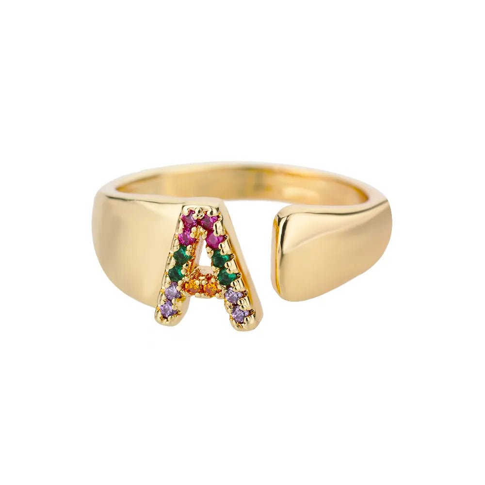 Anillo con la letra inicial del nombre de tu amor en caja de Rosa - Podios