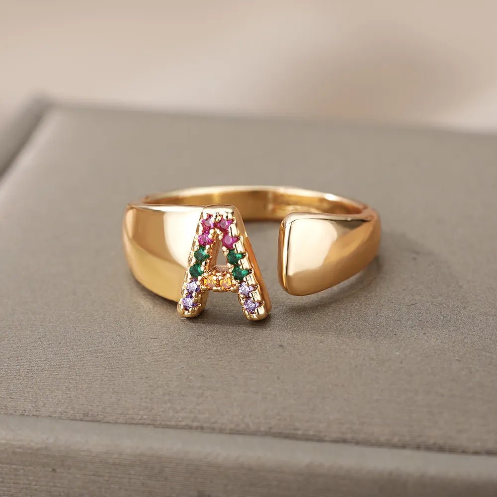 Anillo con la letra inicial del nombre de tu amor en caja de Rosa - Podios