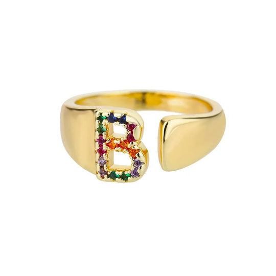 Anillo con la letra inicial del nombre de tu amor en caja de Rosa - Podios