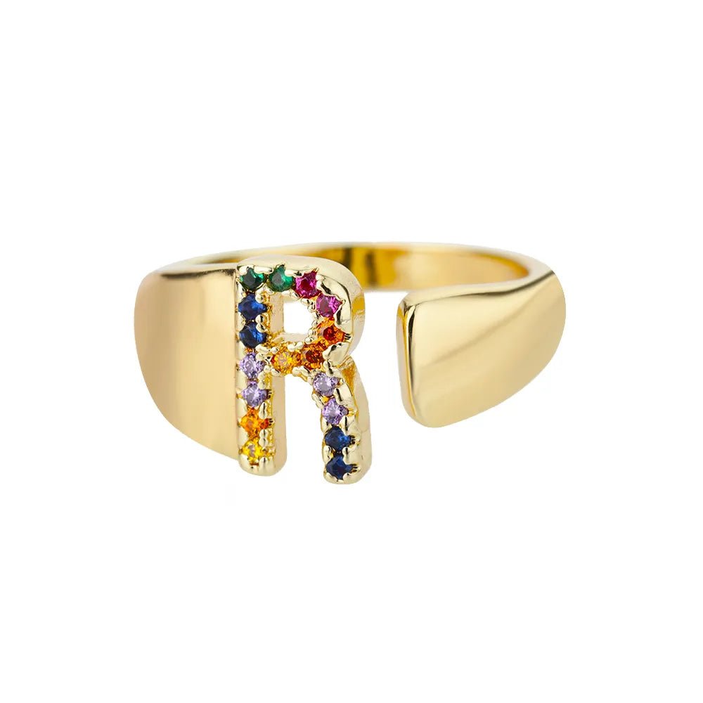 Anillo con la letra inicial del nombre de tu amor en caja de Rosa - Podios