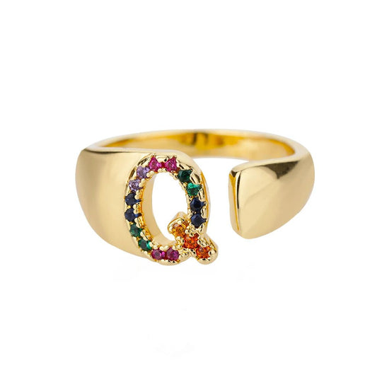 Anillo con la letra inicial del nombre de tu amor en caja de Rosa - Podios