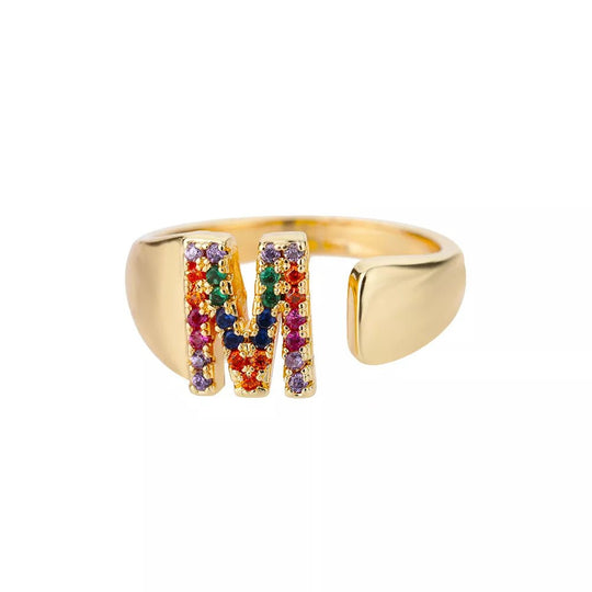 Anillo con la letra inicial del nombre de tu amor en caja de Rosa - Podios