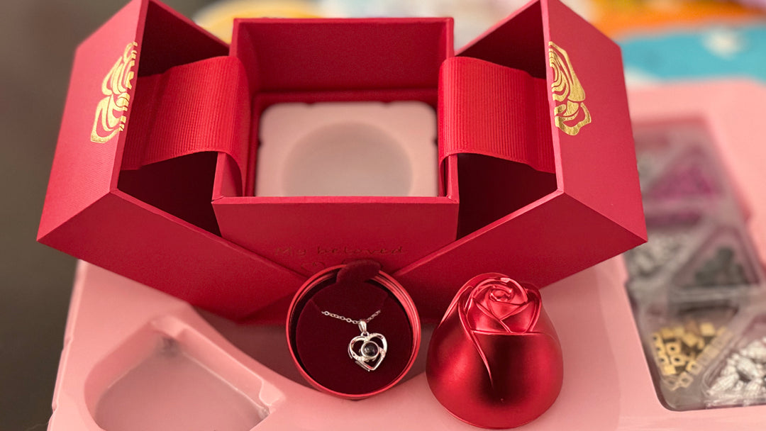 HotRose Platinium Plata 925™ Conjunto con collar “te amo en 100 idiomas” en caja de rosa ascendente