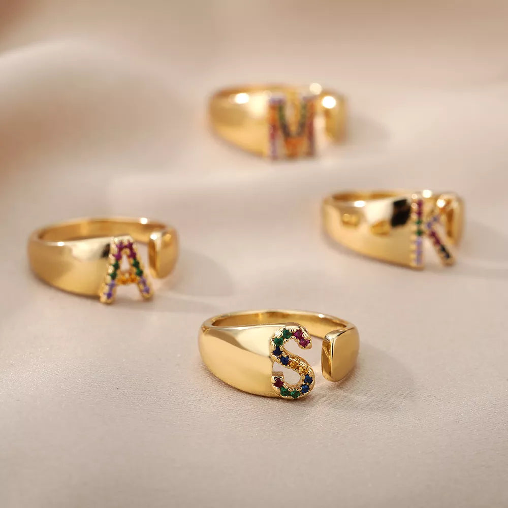 Anillo con la letra inicial del nombre de tu amor en caja de Rosa - Podios