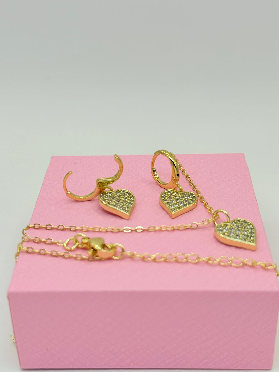 Goldenbright Heart Dúo™ Conjunto de aros y collar enchapados en oro de 18 quilates con circonitas 3A