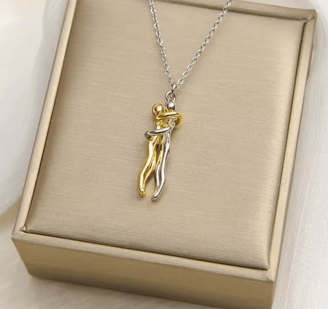 Abrazo eterno - collar de plata 925 con colgante de pareja abrazada - Podios