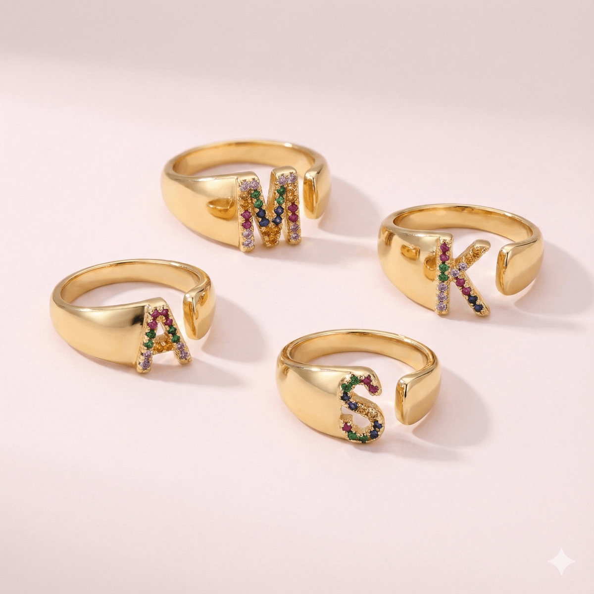 Anillo ajustable con la letra inicial del nombre de tu amor - Podios