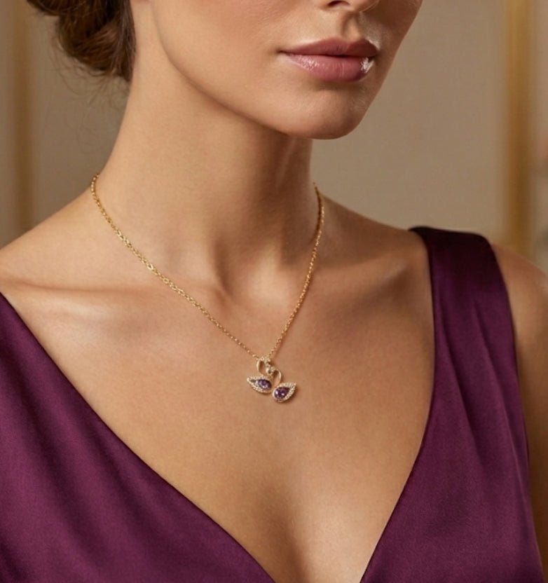 Cisnes Versalles - collar de cisnes enchapado en oro 14k con cristales púrpura - Podios