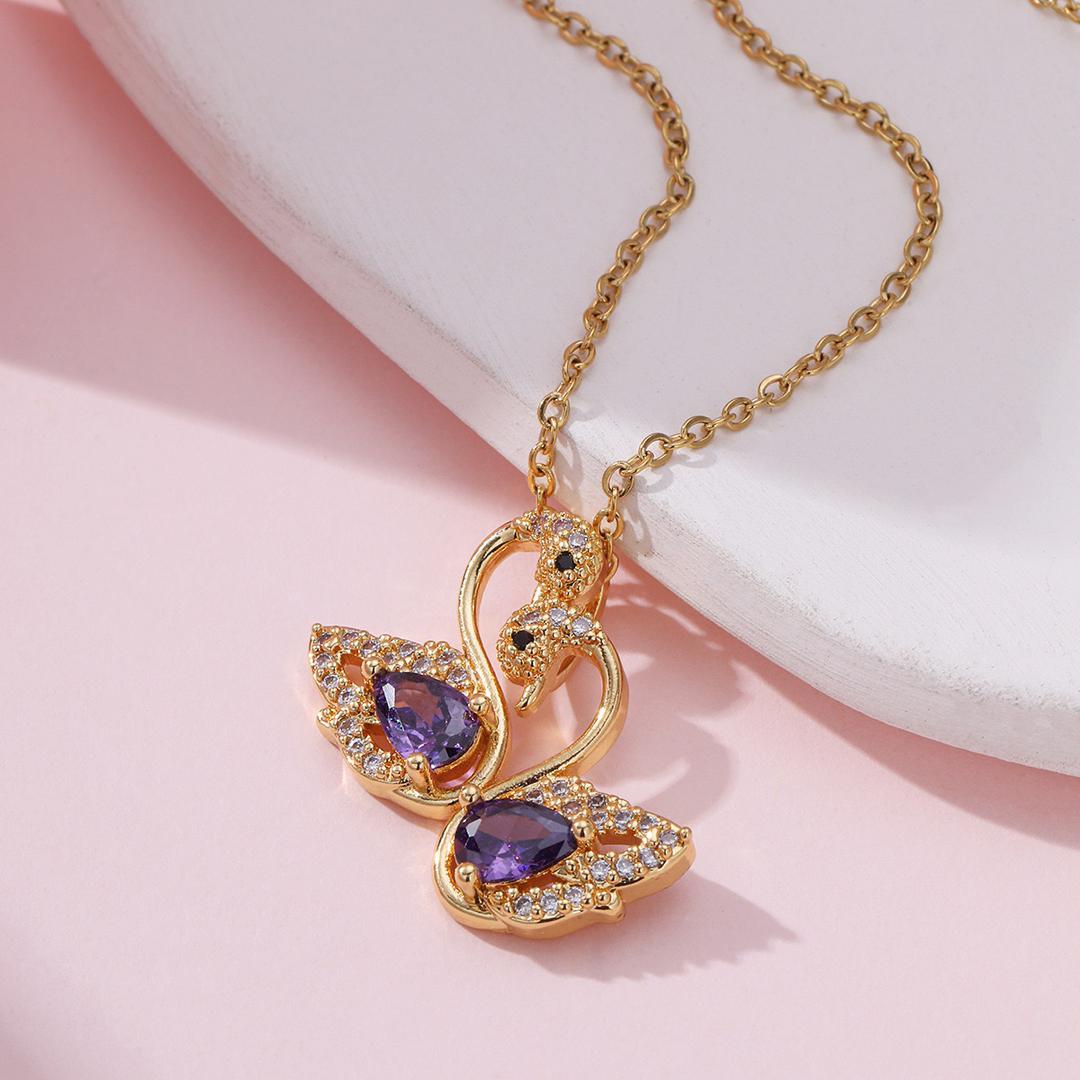 Cisnes Versalles - collar de cisnes enchapado en oro 14k con cristales púrpura - Podios