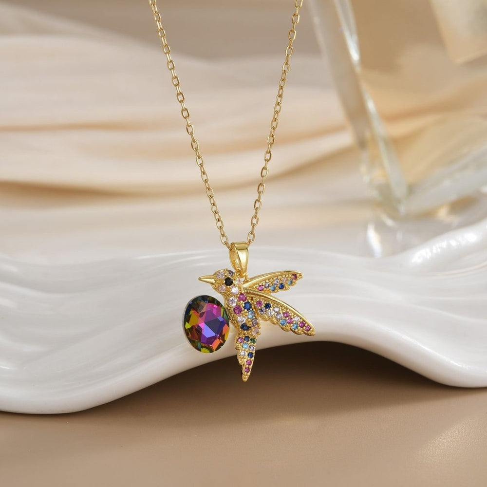 Collar Alas de Amor - Un colibrí que simboliza amor y energía, con circones brillantes y caja giratoria incluida - Podios