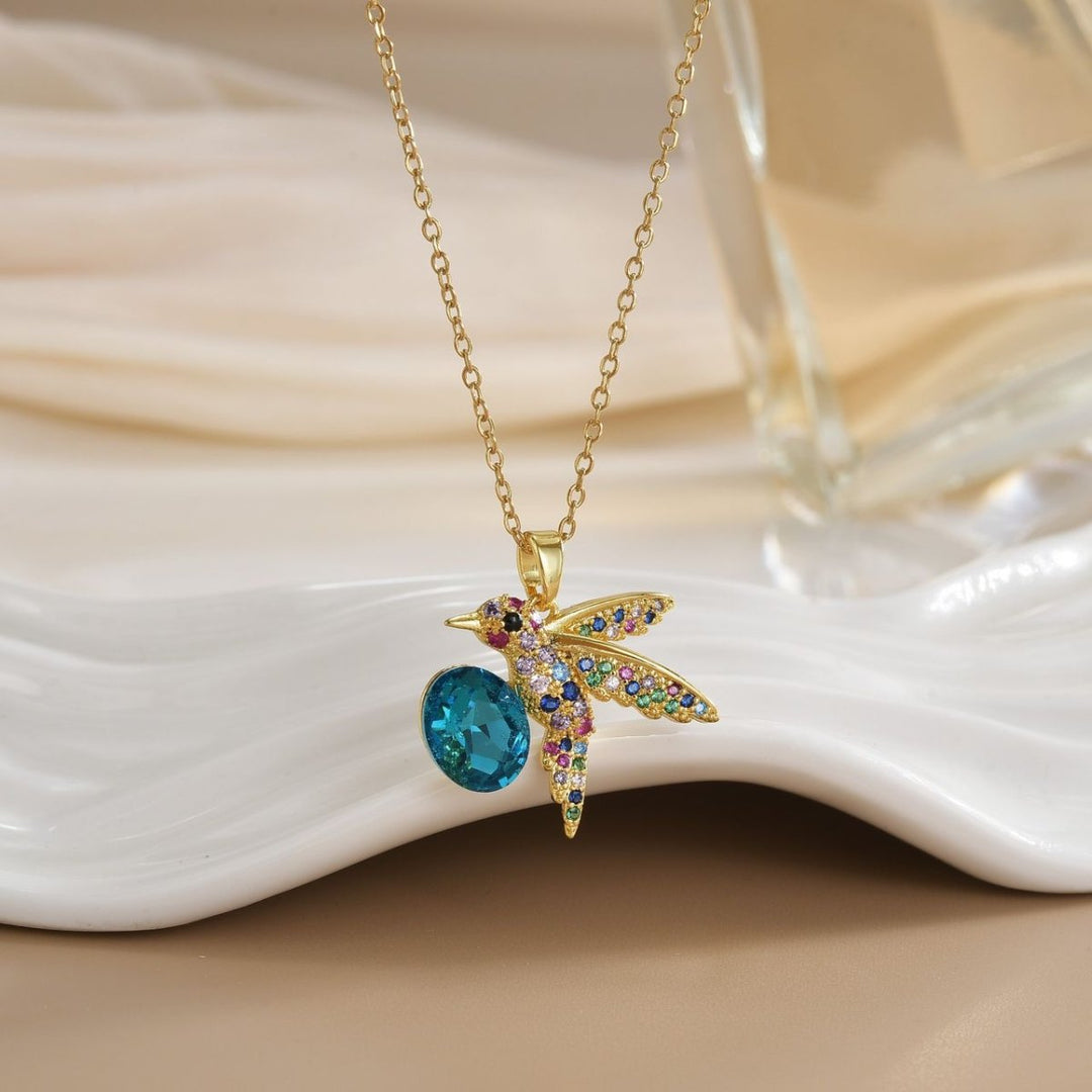 Collar Alas de Amor - Un colibrí que simboliza amor y energía, con circones brillantes y caja giratoria incluida - Podios
