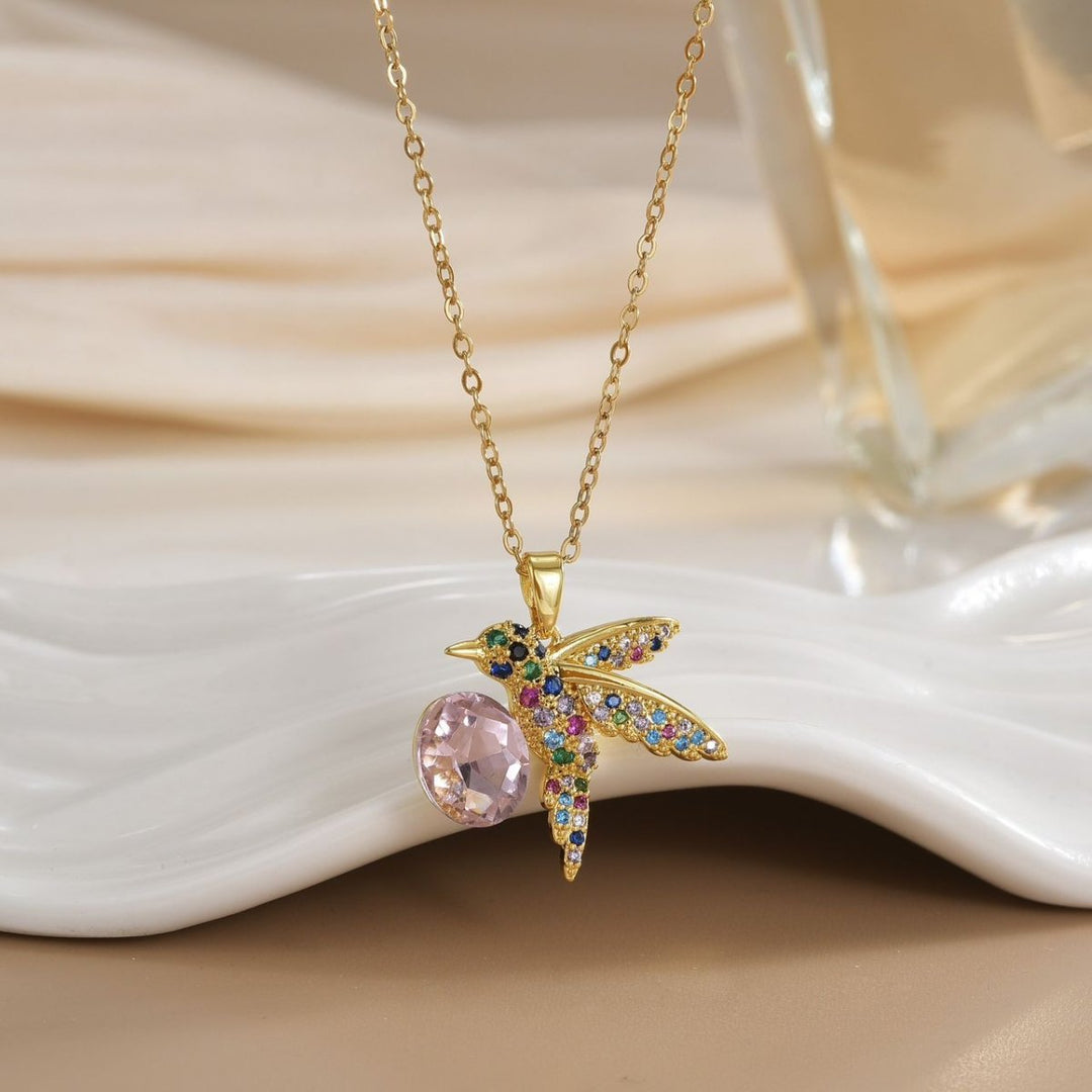 Collar Alas de Amor - Un colibrí que simboliza amor y energía, con circones brillantes y caja giratoria incluida - Podios