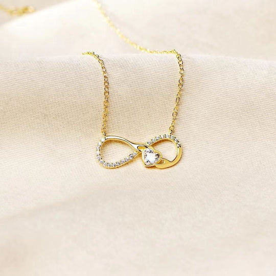 Collar Amour Eternel - Collar de Plata 925 enchapado en oro con diseño de infinito entrelazado con un abrazo y brillante de corazón - Podios