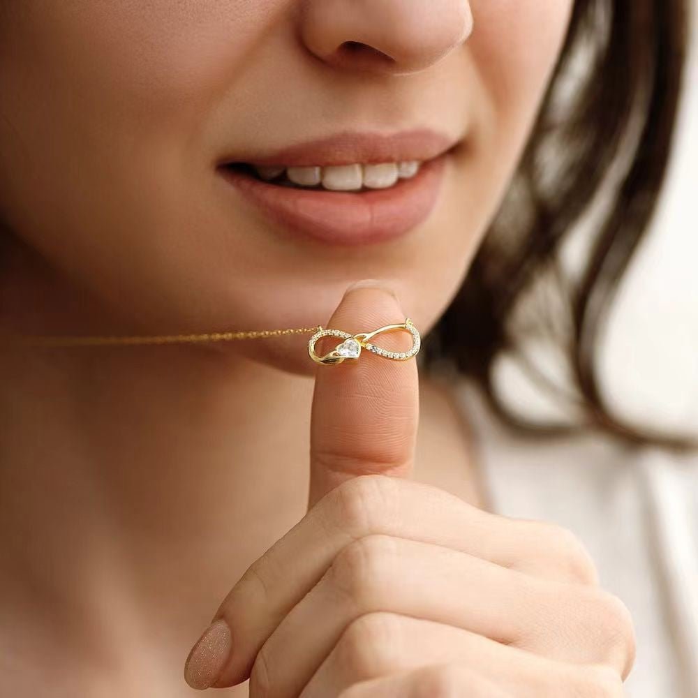 Collar Amour Eternel - Collar de Plata 925 enchapado en oro con diseño de infinito entrelazado con un abrazo y brillante de corazón - Podios