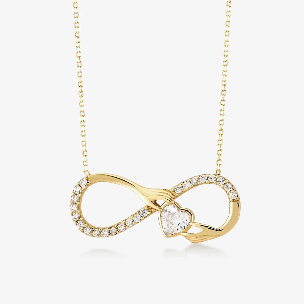 Collar Amour Eternel - Collar de Plata 925 enchapado en oro con diseño de infinito entrelazado con un abrazo y brillante de corazón - Podios