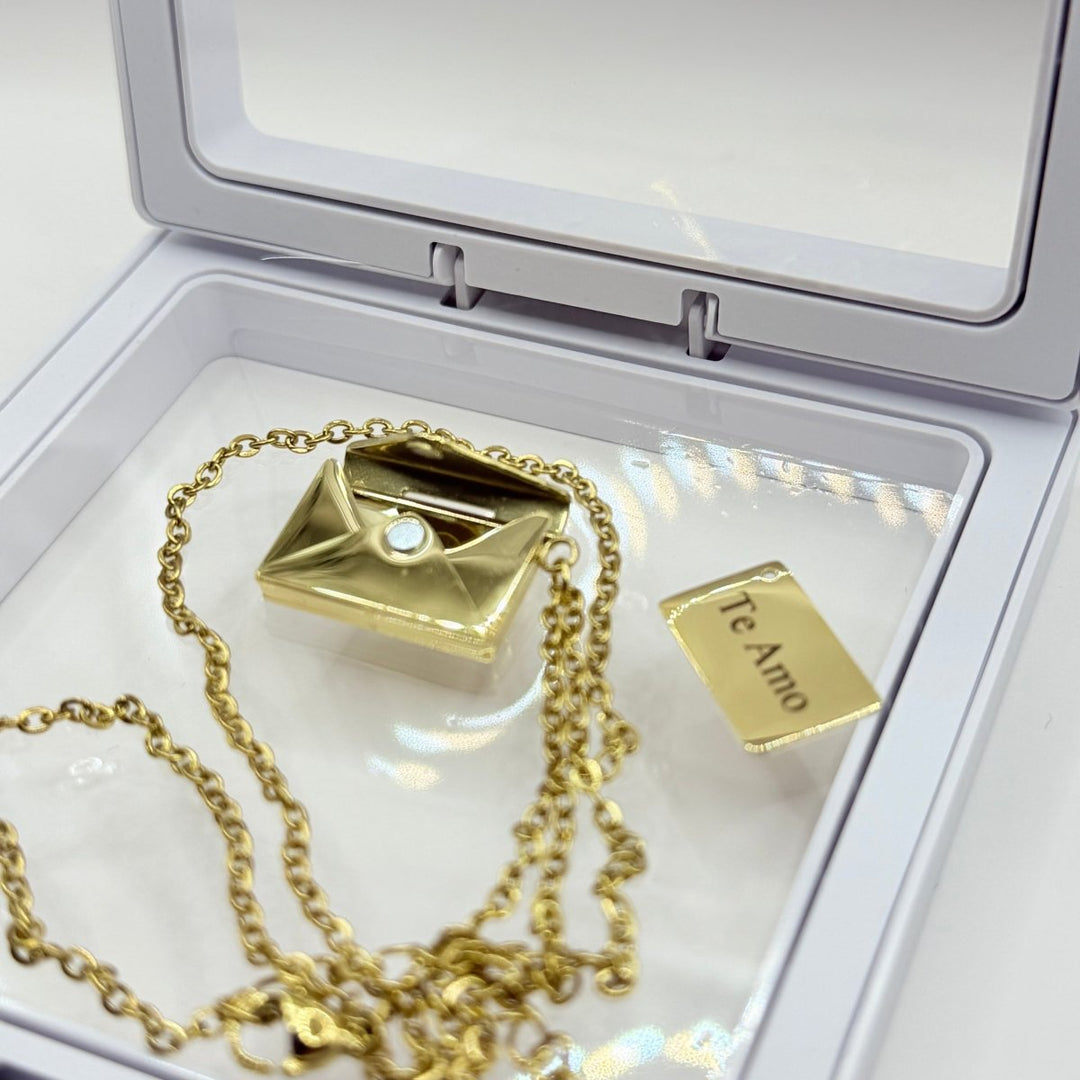 Collar Carta Secreata "Te amo" - Collar bañado en oro 18k con mensaje "Te amo" en su interior - Podios
