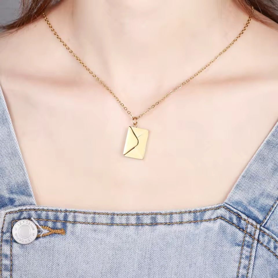 Collar Carta Secreata "Te amo" - Collar bañado en oro 18k con mensaje "Te amo" en su interior - Podios