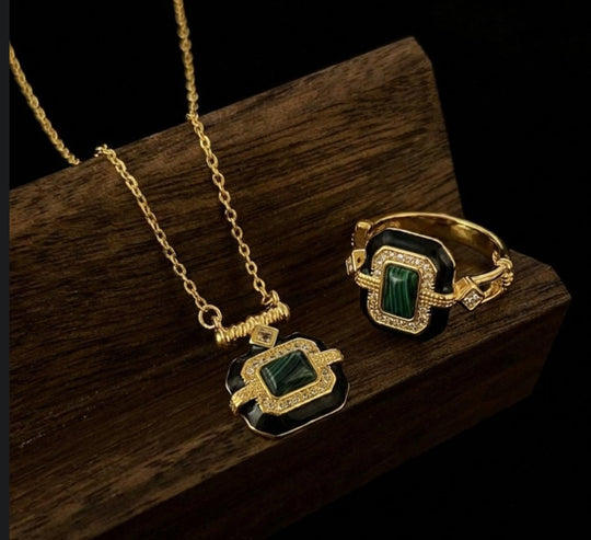Duo Imperial Esmeralda – Collar y Anillo Ajustable Bañados en Oro - Podios