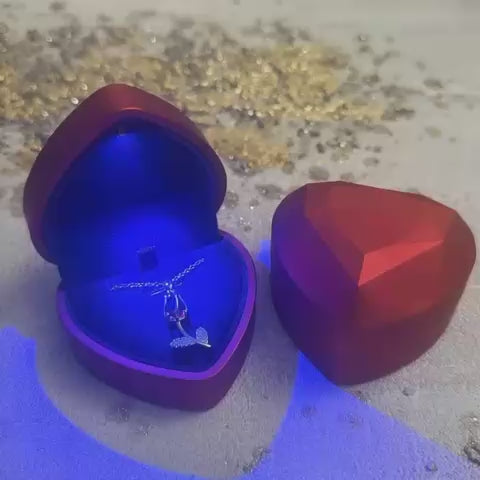 Tulipe et Lumiere - collar de tulipán rojo enchapado en oro 14k con cristales en caja de corazón LED