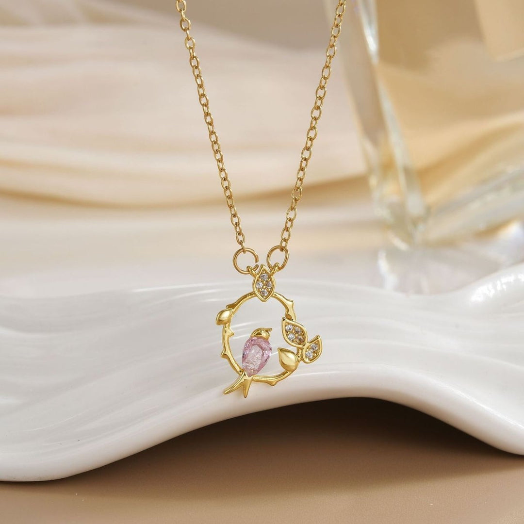 Renacer de Primavera - Collar Golondrina Rosa enchapada en Oro con Circones - Podios
