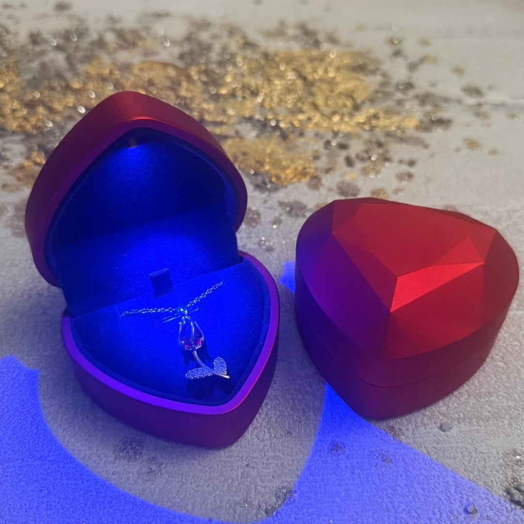 Tulipe et Lumiere - collar de tulipán rojo enchapado en oro 14k con cristales en caja de corazón LED - Podios