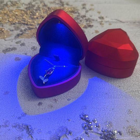 Tulipe et Lumiere - collar de tulipán rojo enchapado en oro 14k con cristales en caja de corazón LED - Podios